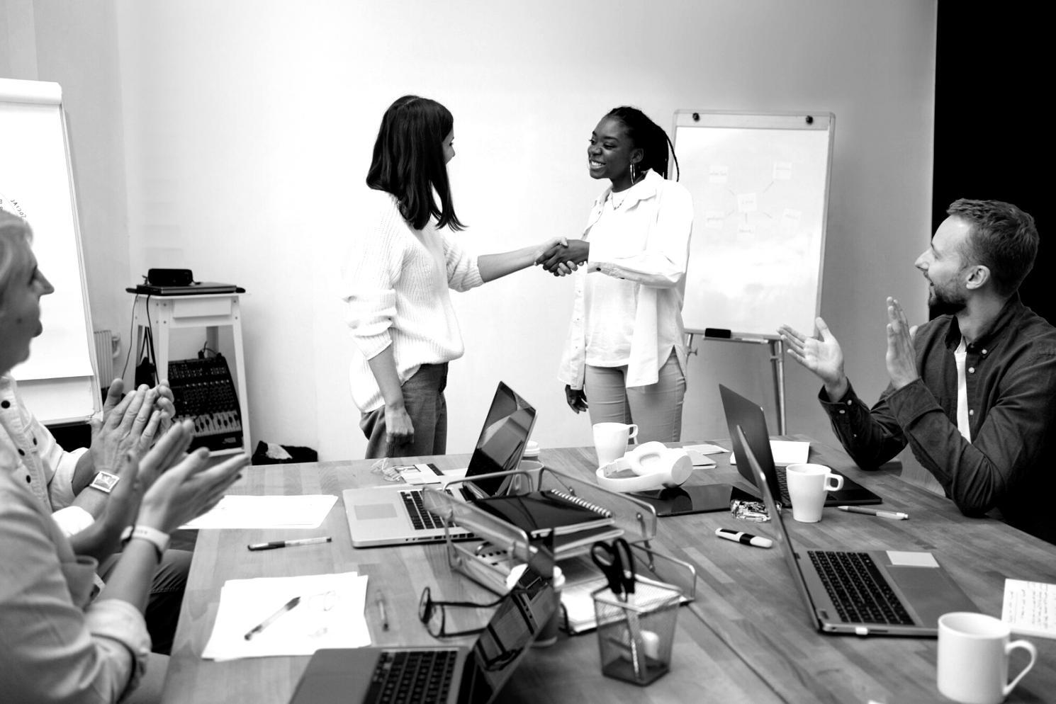Estudiantes participando en una sesión de educación financiera