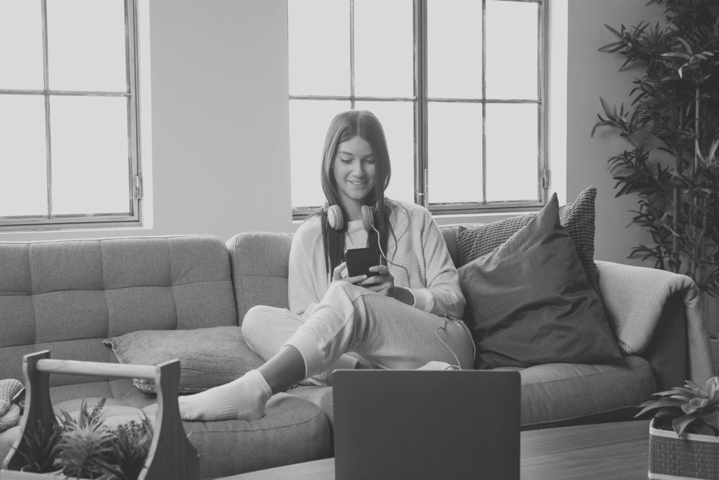 Profesionales de finanzas personales trabajando con documentos