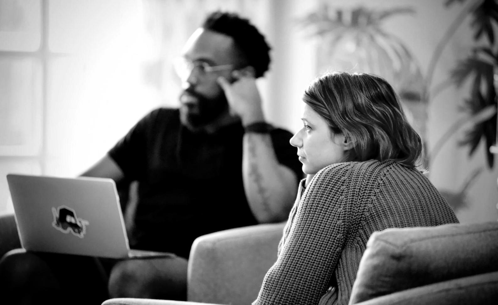 Persona analizando gráficos financieros en su escritorio